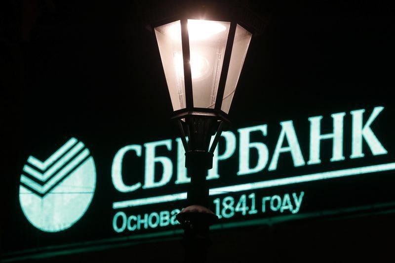 Логотип сбербанка на здании в санкт петербурге