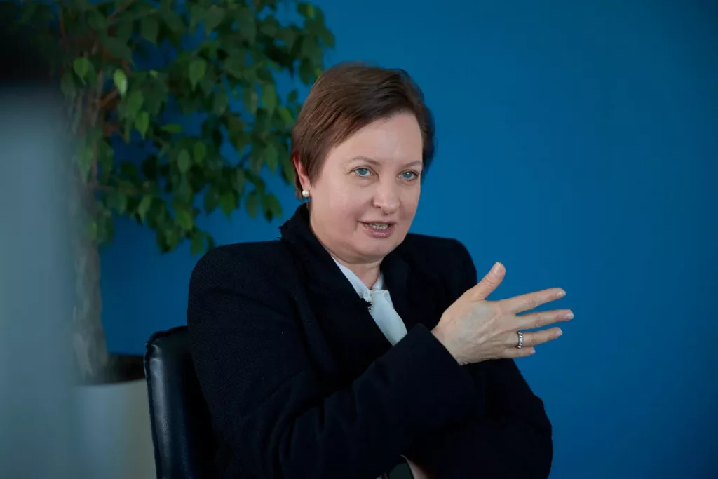 Елена БАХМУТОВА